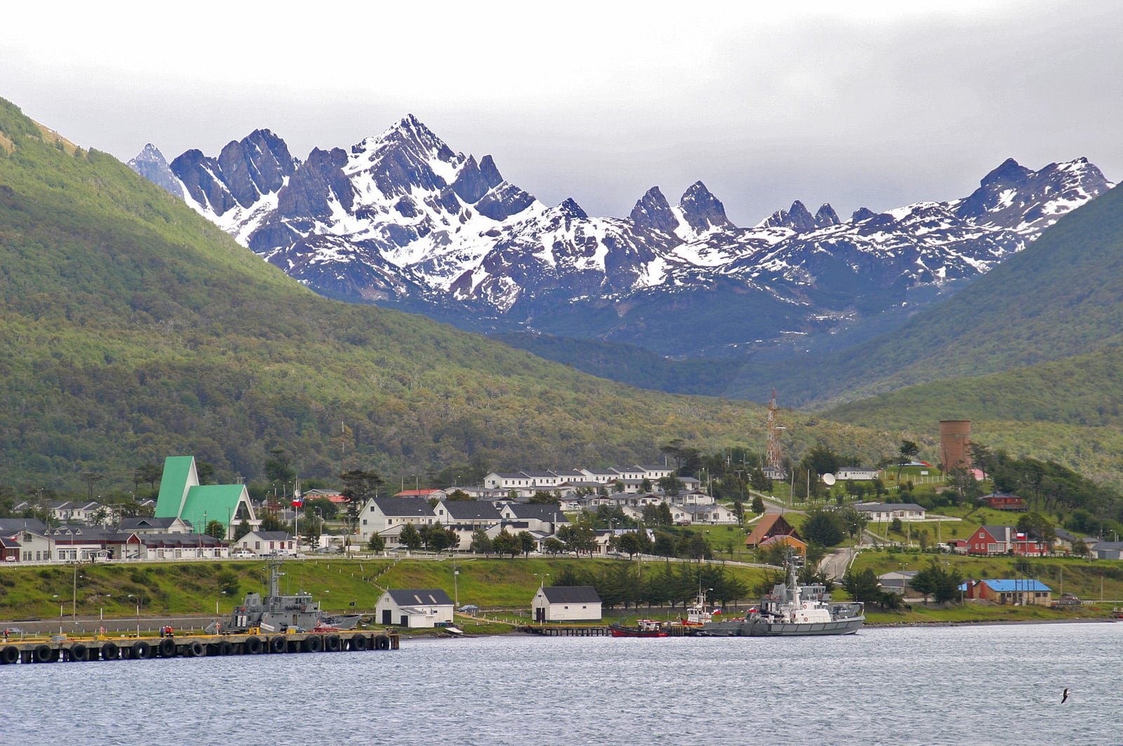 Puerto Williams is a Chilean town (about 2400 inhabitants) on the Navarino Island (Tierra del Fuego). Puerto Williams was founded by the Chileans in 1953 as a naval base for strategic reasons.