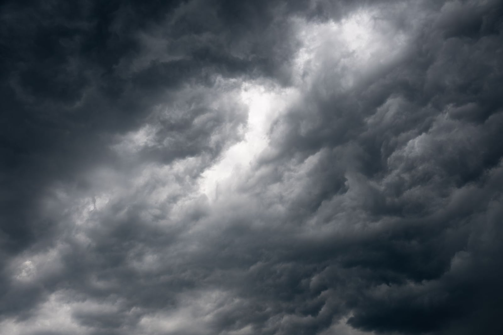 Nubes de tormenta oscuras se reúnen sobre Garešnica, creando una escena de paisaje sombría y dramática.