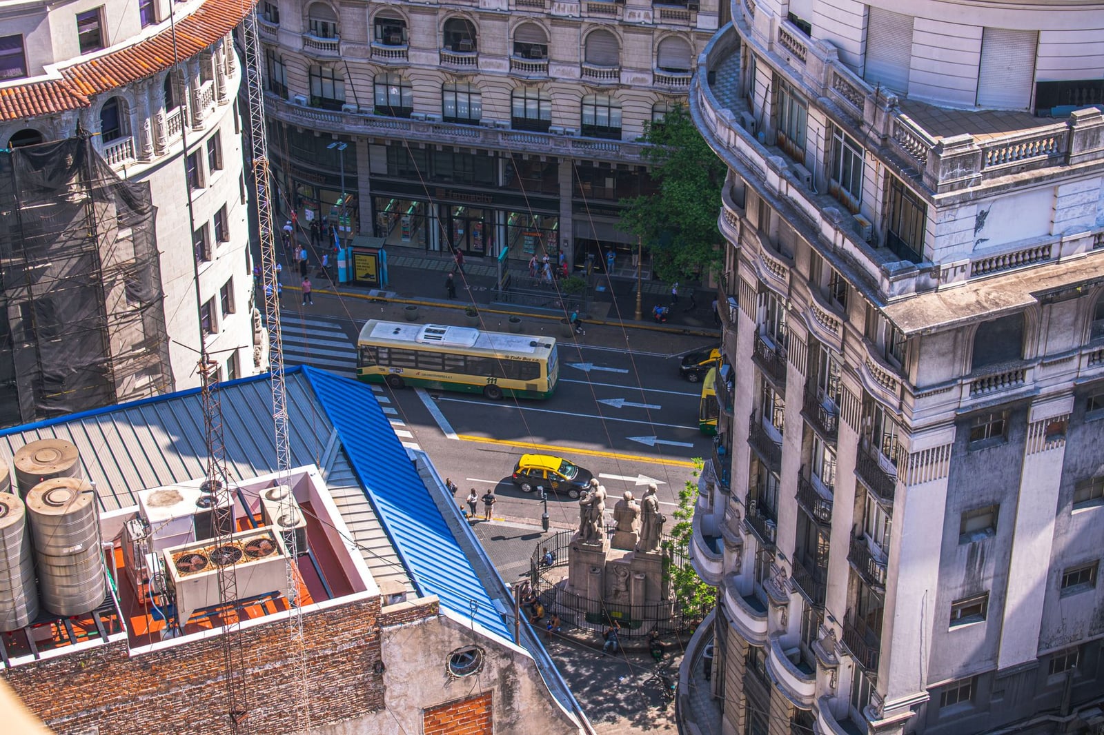 Vista aérea de una bulliciosa calle de Buenos Aires con arquitectura clásica, mostrando la vida urbana.