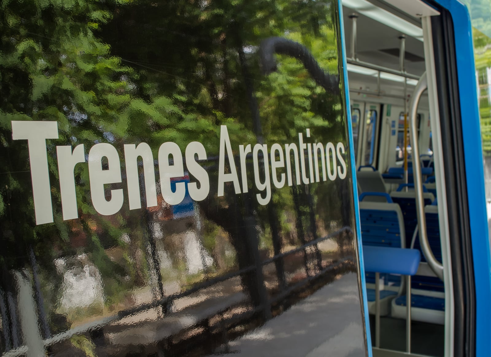 Logo de la empresa Trenes Argentinos, en un tren de la Línea Mitre. Estación Bartolomé Mitre (Olivos, Provincia de Buenos Aires)