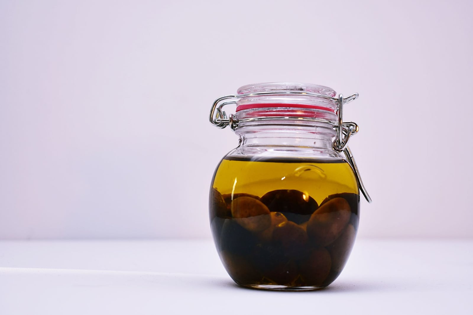 Recipiente Transparente Hermético Con Líquido Marrón