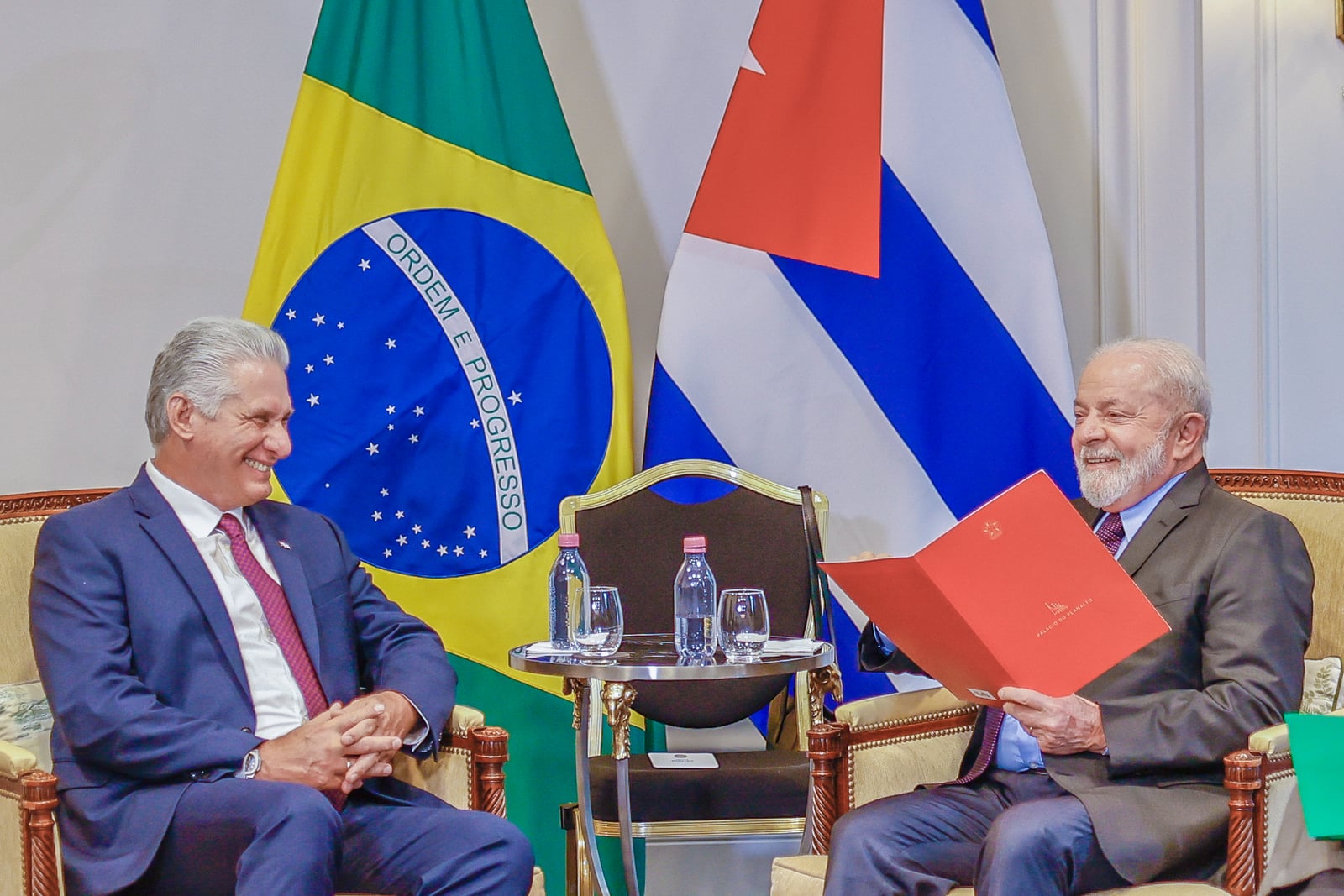 22.06.2023 - Presidente da República, Luiz Inácio Lula da Silva, durante encontro com o Presidente da República de Cuba, Miguel Díaz-Canel Bermúdez. Paris - França. Foto: Ricardo Stuckert/PR