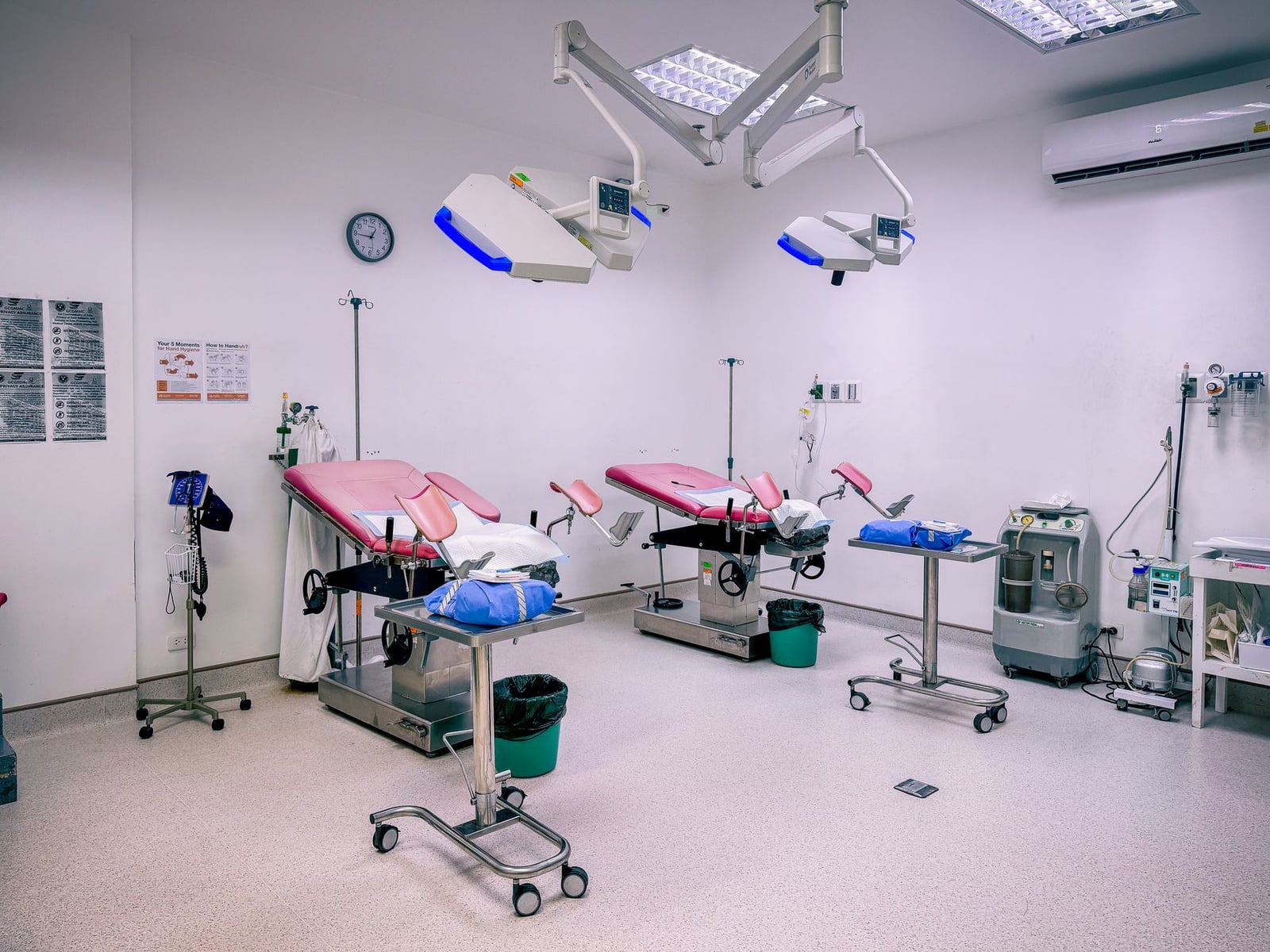 Una sala de partos bien equipada en un hospital en Visayas centrales, Filipinas.