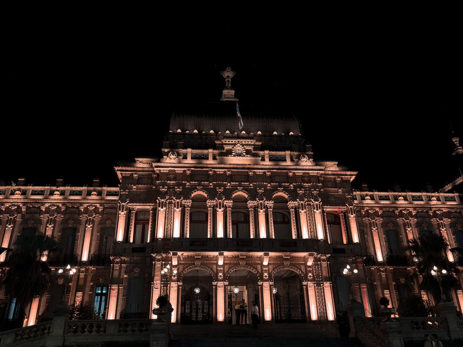 Impresionante vista nocturna del Palacio de Gobierno en San Miguel de Tucumán, Argentina, bellamente iluminado.