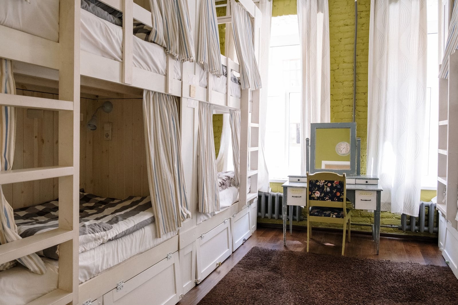 Cómoda habitación de dormitorio en un albergue con literas limpias y un ambiente acogedor.