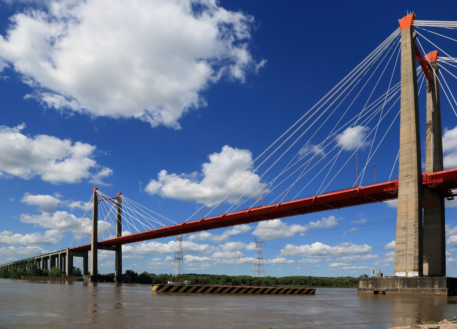 Schifffahrtsöffnung mit Schrägseilüberbau, bis Rosario und damit noch einige hundert Kilometer weiter ist der Río Paraná auch mit Seeschiffen befahrbar. Die Spannweite der Schifffahrtsöffnung liegt be