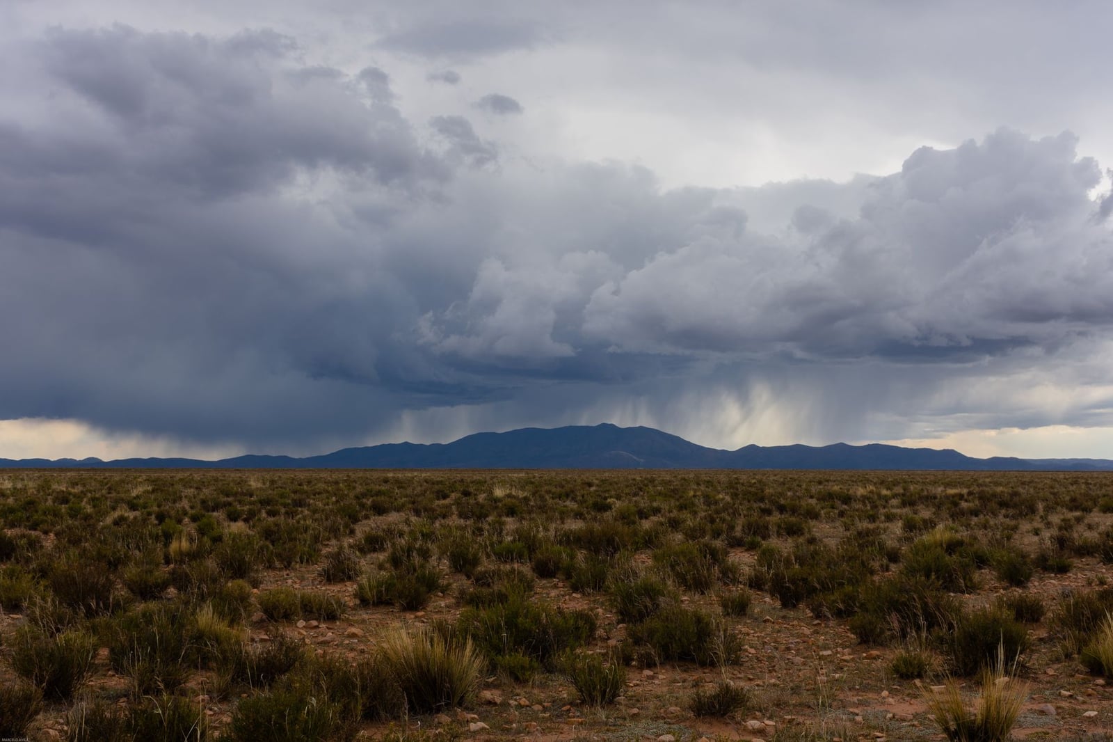 Capturando un paisaje tormentoso en Yavi, Argentina, con nubes dramáticas sobre llanuras expansivas.