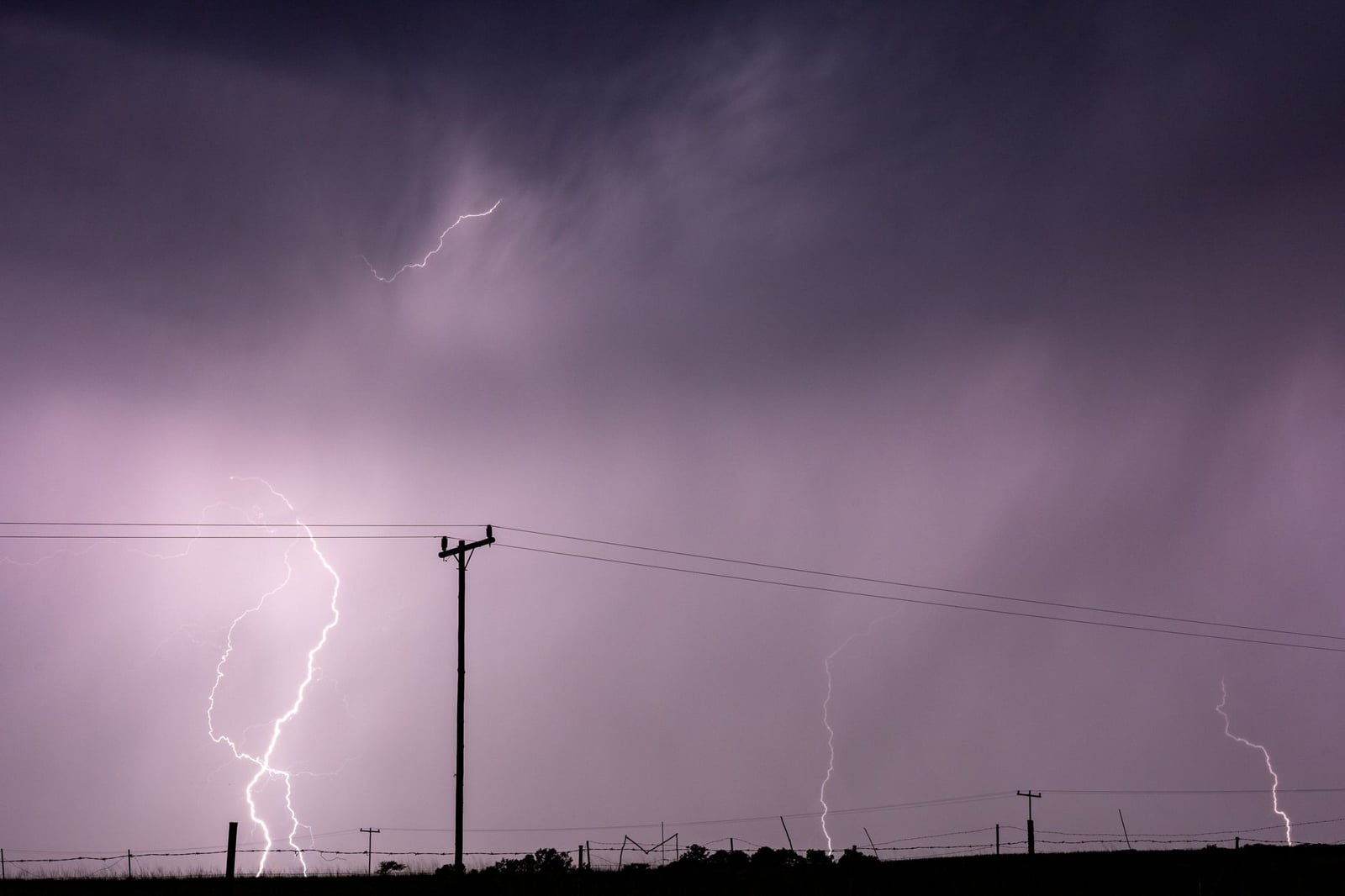Impresionante exposición prolongada de una tormenta eléctrica sobre una zona rural en KwaZulu-Natal, Sudáfrica.