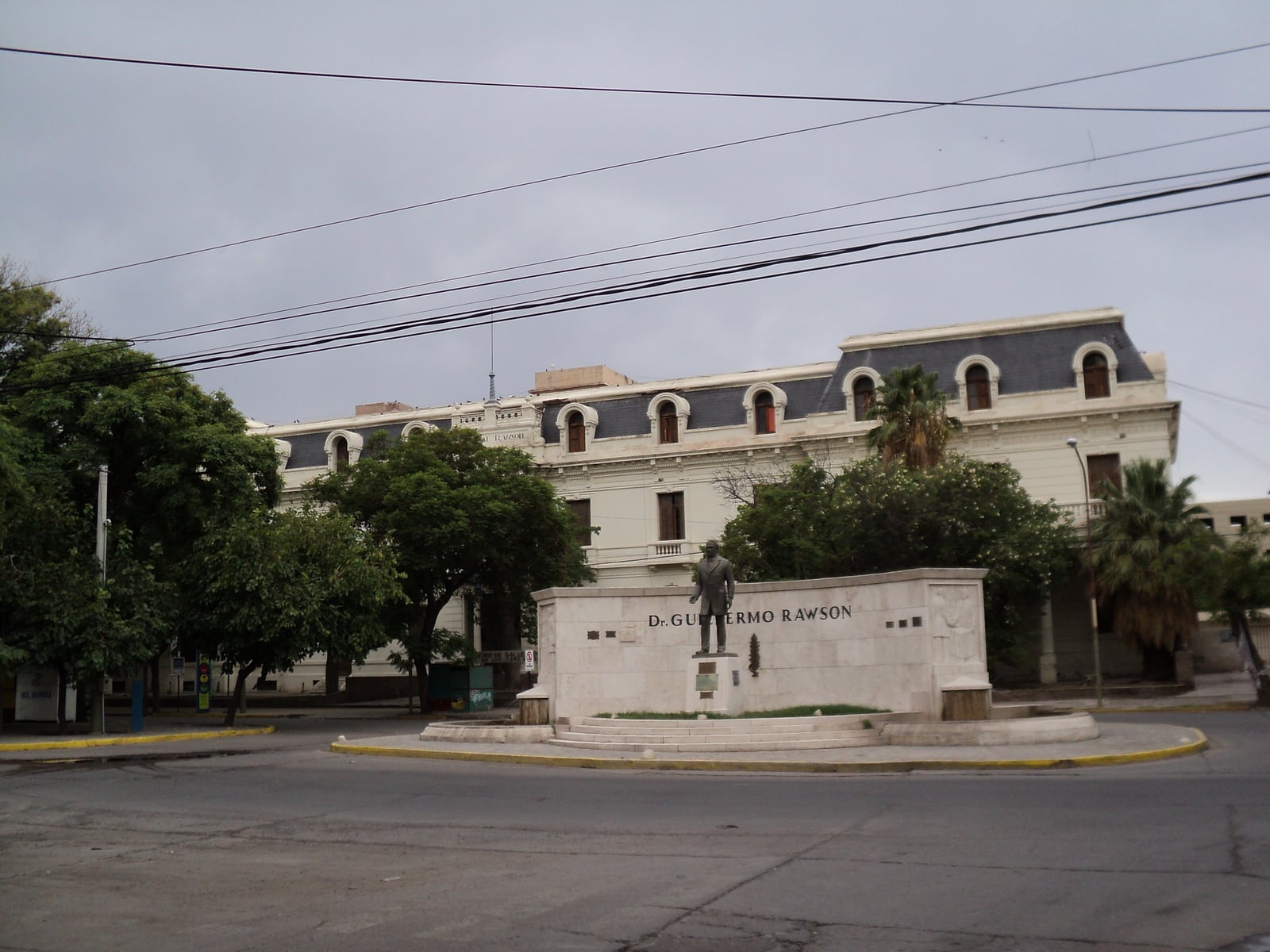 hospital Rawson en su edificio tradicional, de fondO el nuevo edificio de 3 pisos