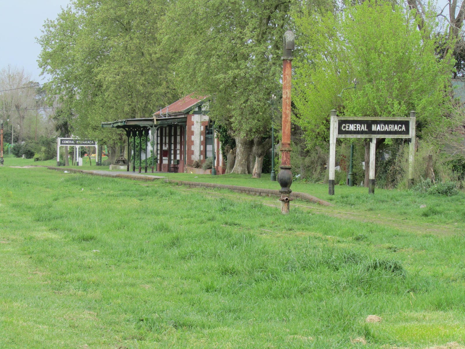 Nomencladores y edificio de la estación General Madariaga del Ferrocarril General Roca, en la ciudad del mismo nombre, provincia de Buenos Aires, Argentina.