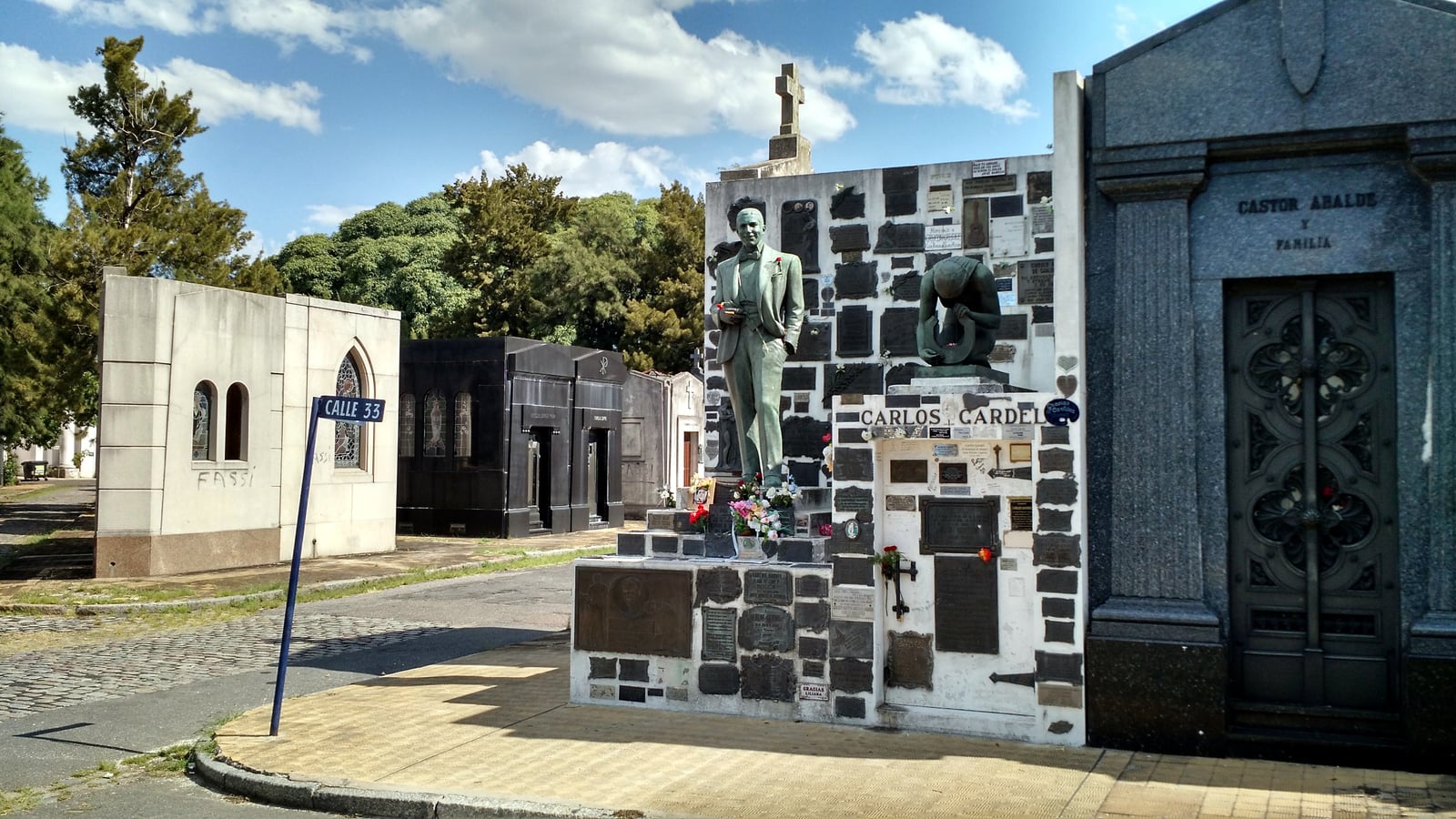 La tumba de Carlos Gardel, en el Cementerio de la Chacarita, en Buenos Aires.