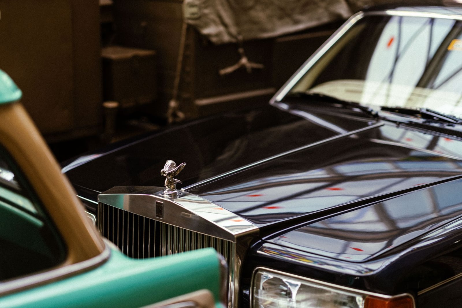 Primer plano de un Rolls Royce que exhibe un diseño clásico de lujo con detalle del emblema.