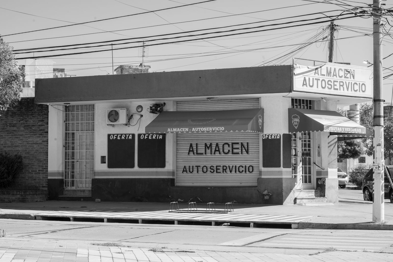 Fotografía en blanco y negro de un depósito y autoservicio cerrado en Córdoba, Argentina.
