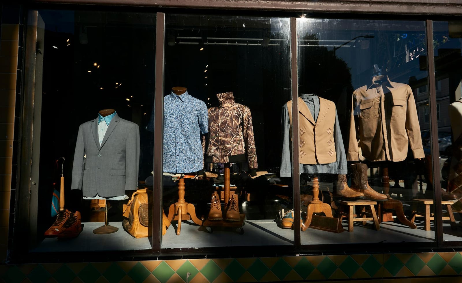 Elegante exhibición de ropa masculina en el escaparate de una tienda de San Francisco con trajes y camisas informales.
