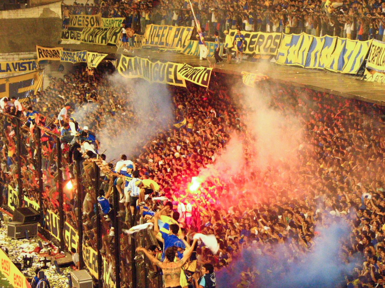 Hinchas de Boca Juniors en partido de vuelta de la final de la Copa Sudamericana 2005.