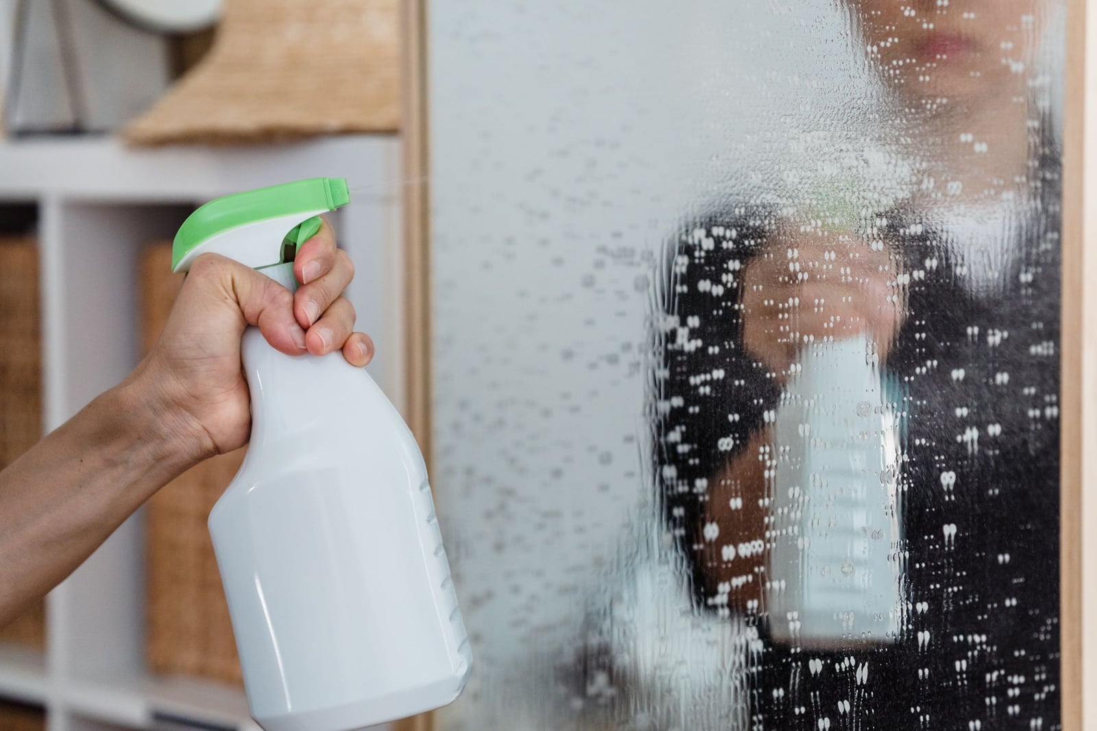 Fotos de stock gratuitas de agarre de botella de spray, artículo de la casa, aspersor