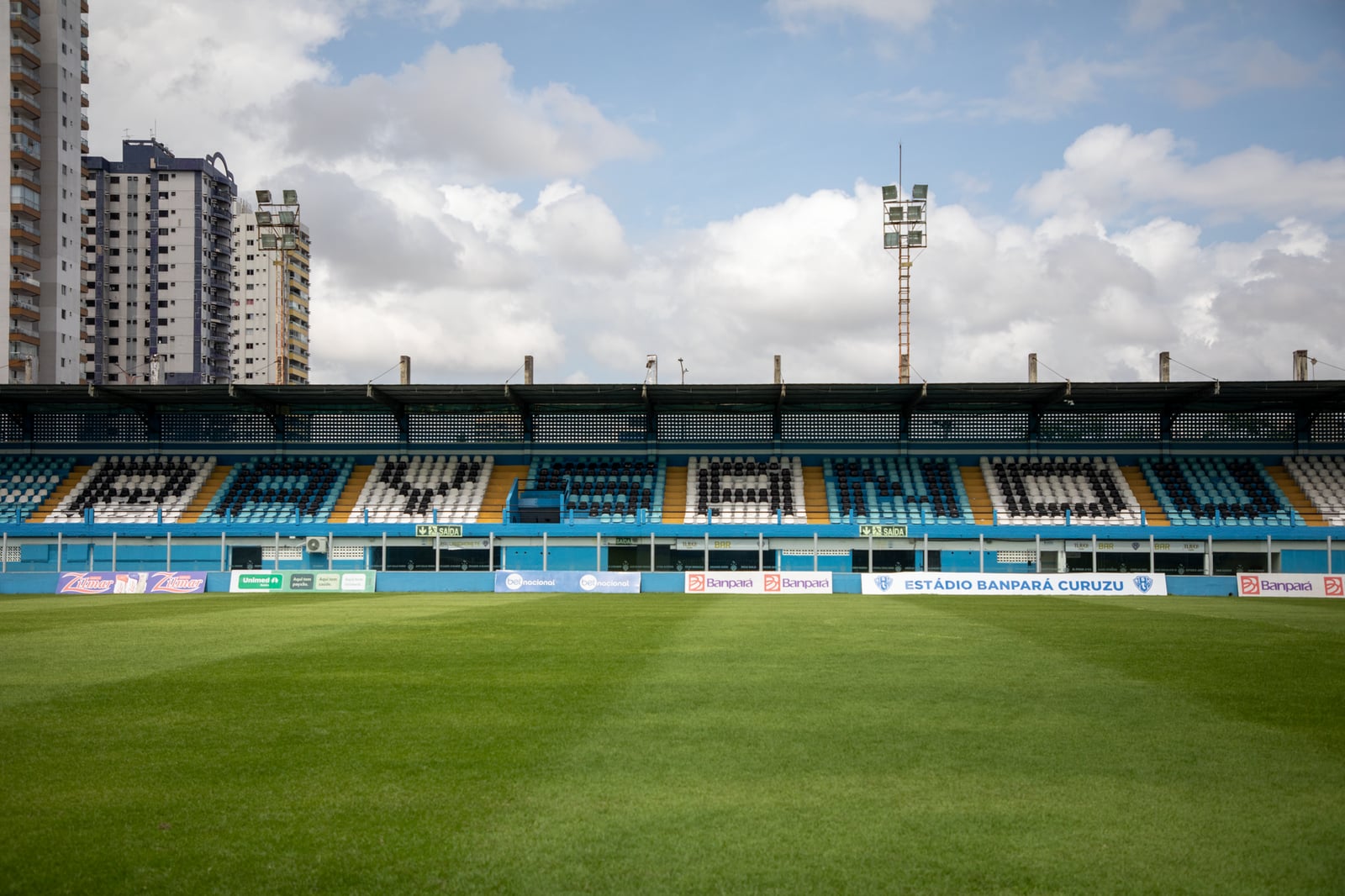 Estadio Banpará Curuzu vacío en Belém, Brasil, con césped verde y cielo despejado.