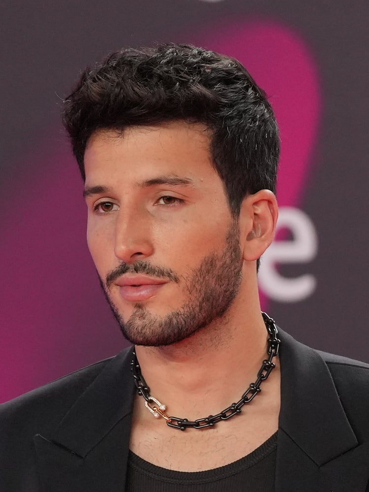 El presidente de la Junta de Andalucía, Juanma Moreno, ha asistido hoy en el Palacio de Congresos y Exposiciones de Sevilla a la gala de los Latin GRAMMY a la que van a asistir cerca de 5.000 personas