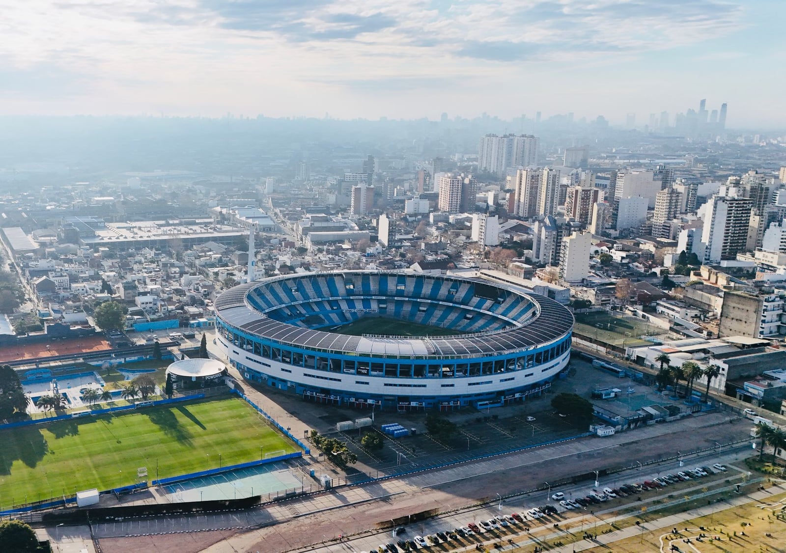 Vista aérea del estadio Avellaneda de Buenos Aires con paisaje urbano. Captura la vibrante vida urbana.